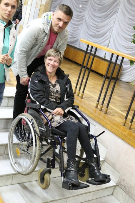 Без сторонньої допомоги ніяк: луцький  драмтеатр виявився непристосованим для людей на візках