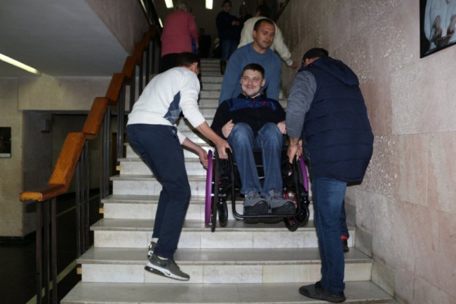 Без сторонньої допомоги ніяк: луцький  драмтеатр виявився непристосованим для людей на візках