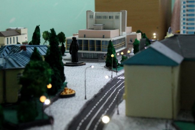 Луцькі студенти створили унікальний макет Театрального майдану. ФОТО