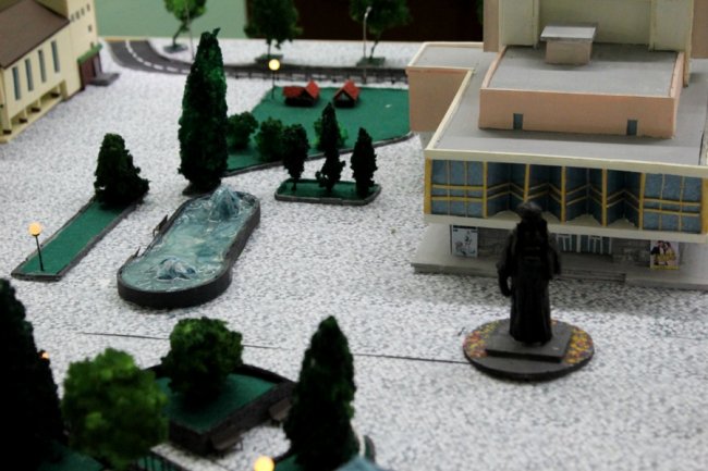 Луцькі студенти створили унікальний макет Театрального майдану. ФОТО