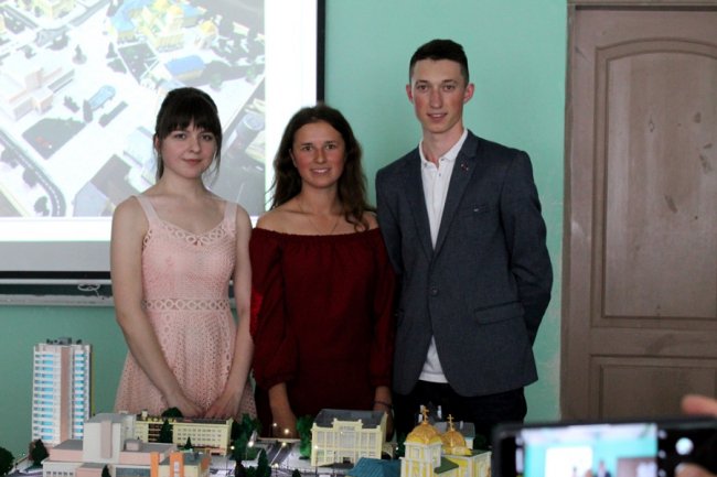 Луцькі студенти створили унікальний макет Театрального майдану. ФОТО