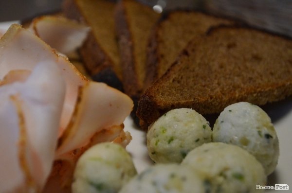 Сало зі смаженим хлібом і сальними кульками з часником і зеленню 