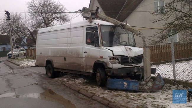 Аварія в Нововолинську: автобус зніс опору. ФОТО