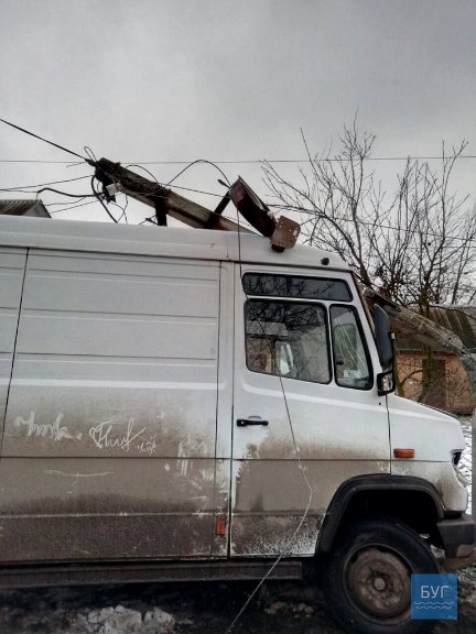 Аварія в Нововолинську: автобус зніс опору. ФОТО