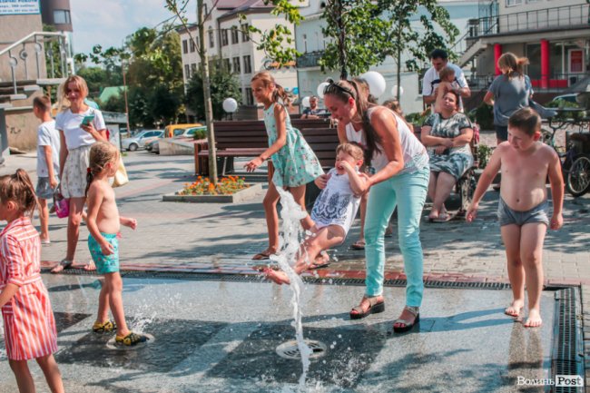 Стир, фонтани і вуличні душі: як у Луцьку рятуються від спеки. ФОТО