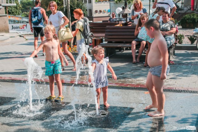 Стир, фонтани і вуличні душі: як у Луцьку рятуються від спеки. ФОТО