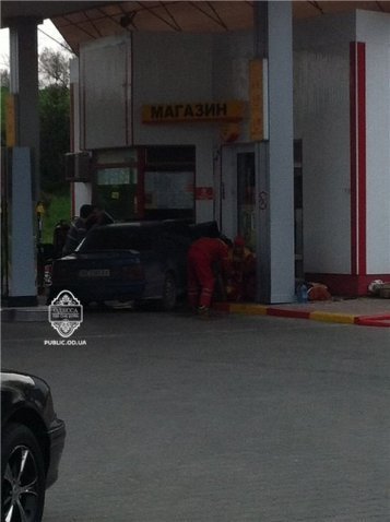 В Одесі пʼяний врізався в АЗС. ФОТО