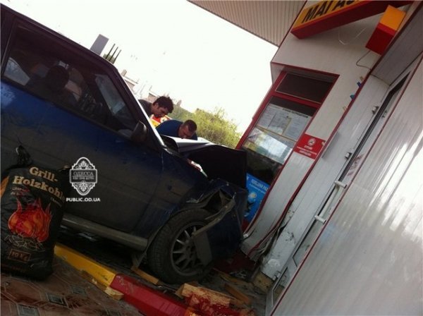 В Одесі пʼяний врізався в АЗС. ФОТО