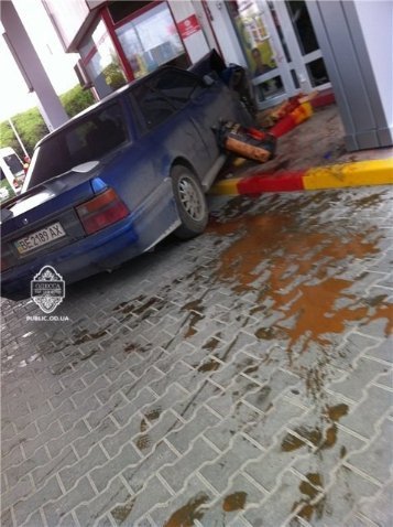 В Одесі пʼяний врізався в АЗС. ФОТО