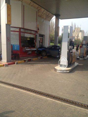 В Одесі пʼяний врізався в АЗС. ФОТО