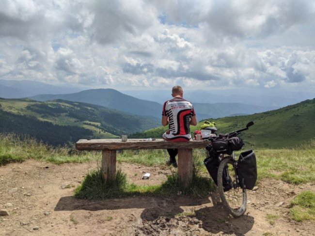 Двоє волинян проїхали на велосипеді понад тисячу кілометрів, аби дістатися Карпат. ФОТО