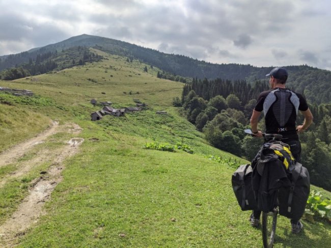 Двоє волинян проїхали на велосипеді понад тисячу кілометрів, аби дістатися Карпат. ФОТО