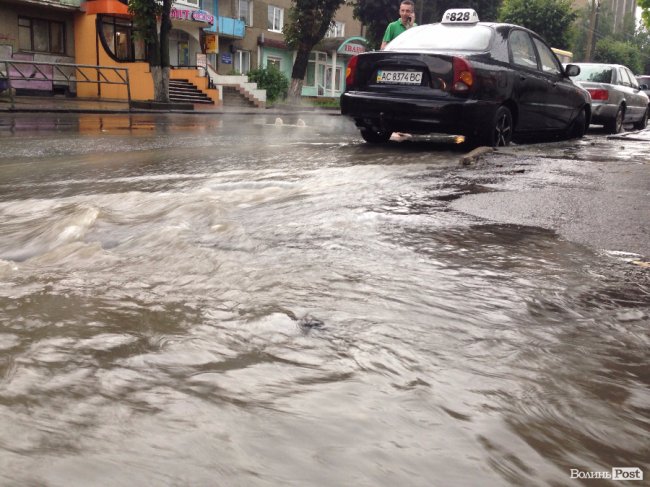 На центральній вулиці Луцька – фонтан із-під землі