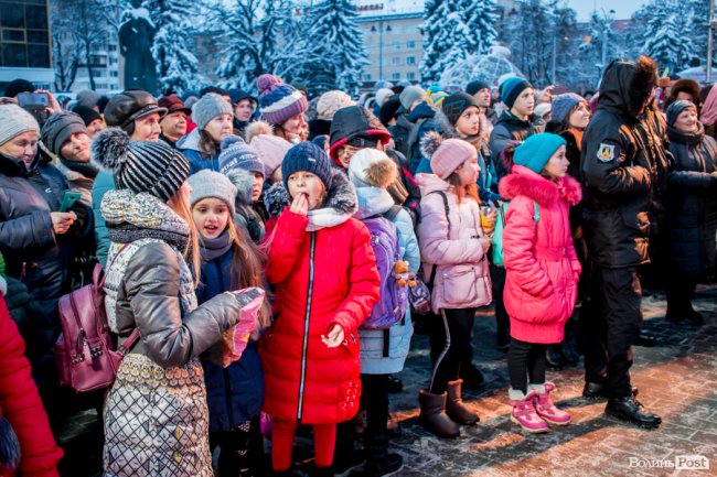 У Луцьку урочисто засвітили головну ялинку міста. ФОТО