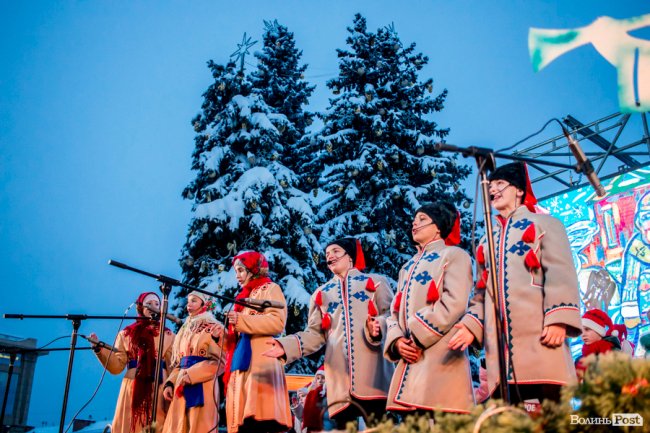 У Луцьку урочисто засвітили головну ялинку міста. ФОТО