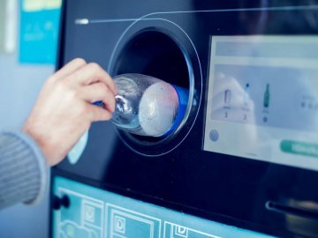 В Україні можуть з’явитися автомати, які обмінюють пластикові пляшки на гроші