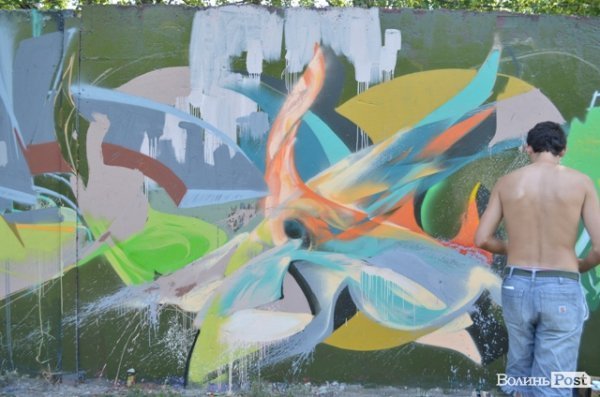 У Луцьку розмалювали 72 метри стіни. ФОТО