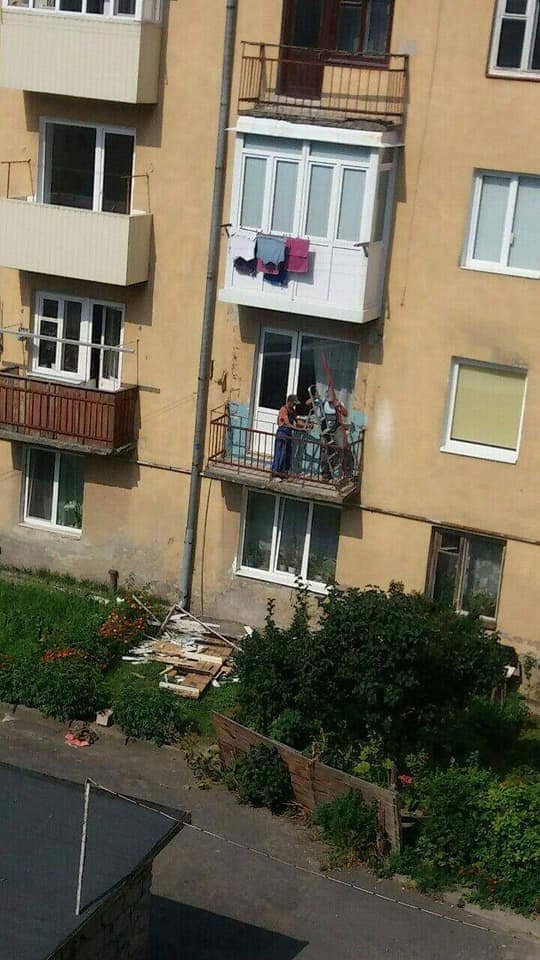 Лучани «здали» муніципалам сусіда, який викинув у дворі будівельне сміття. ФОТО