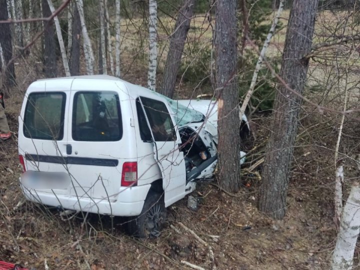 Смертельна аварія на Волині: водій автівки злетів з дороги і в'їхав  удерево