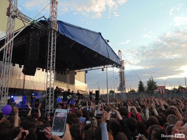 «Дикі» децибели, море народу і зоряні гості: як у Луцьку гуляли під «ПортCity». ФОТО. ВІДЕО