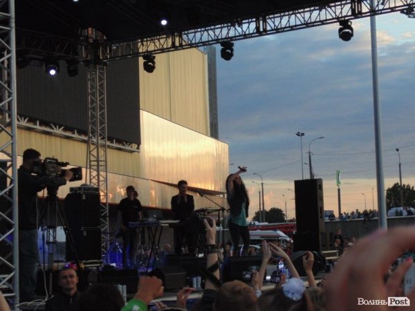 «Дикі» децибели, море народу і зоряні гості: як у Луцьку гуляли під «ПортCity». ФОТО. ВІДЕО