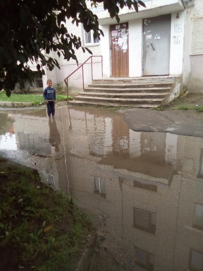 У луцькому дворі  після дощу утворилось «озеро». ФОТО