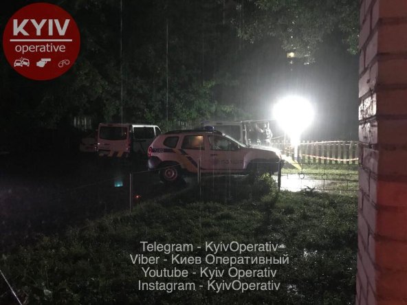 У Києві безхатьки викинули дитину на смітник. ФОТО