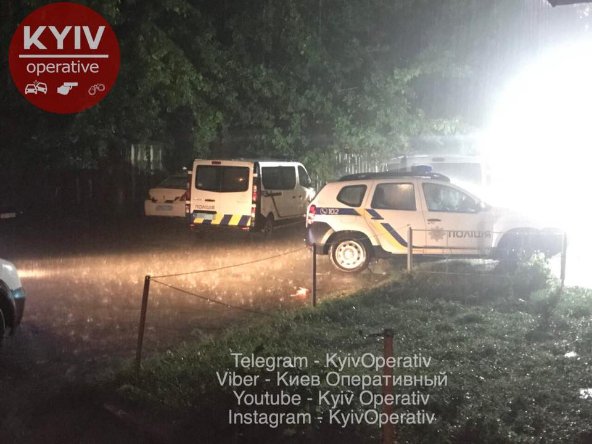 У Києві безхатьки викинули дитину на смітник. ФОТО