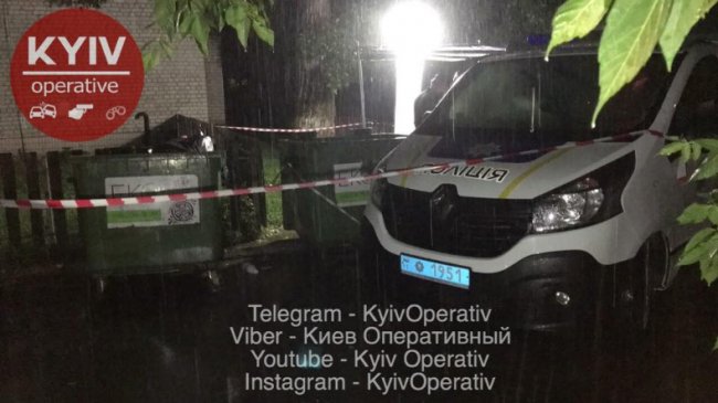 У Києві безхатьки викинули дитину на смітник. ФОТО