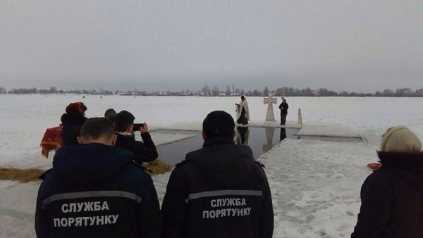 Волинські рятувальники допомагали охочим скупатися в ополонці
