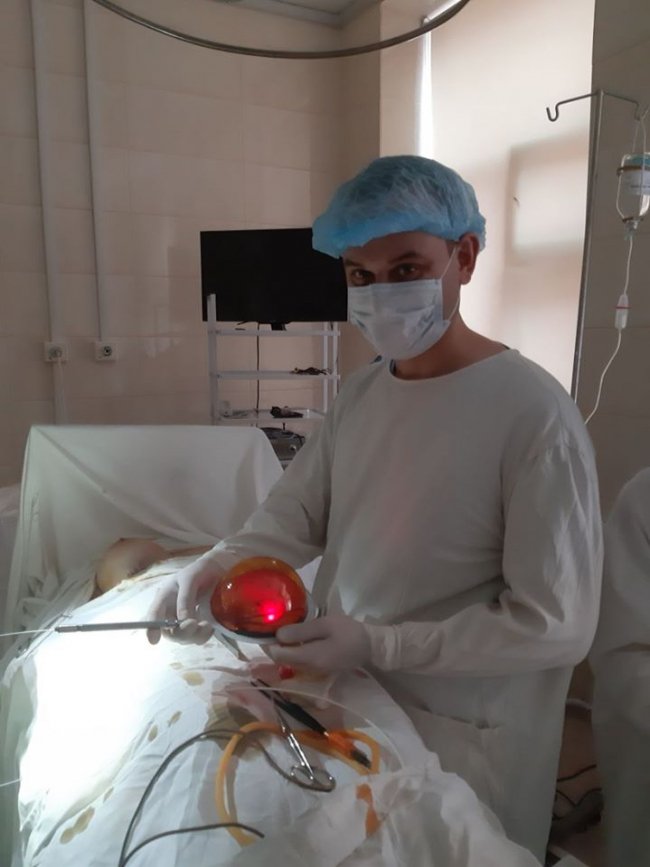 Волинські лікарі провели операцію зі збільшення грудей. ФОТО 18+