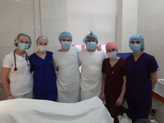 Волинські лікарі провели операцію зі збільшення грудей. ФОТО 18+