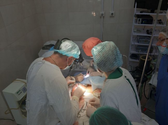 Волинські лікарі провели операцію зі збільшення грудей. ФОТО 18+