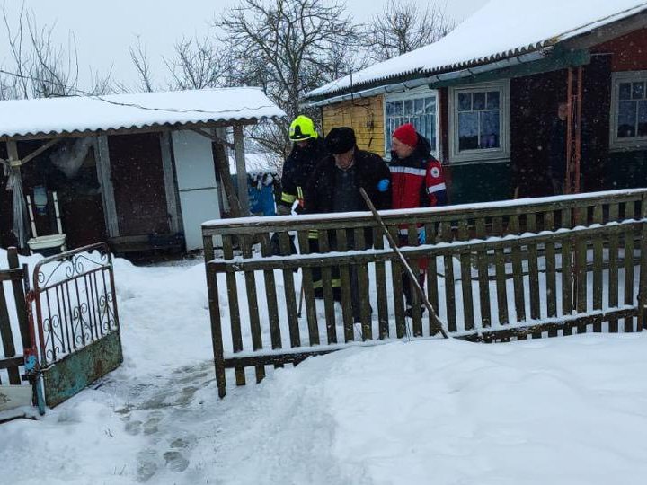Через снігові замети на Волині «швидка» не дісталася до хворого