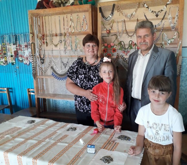 Волинянка створює дивовижні прикраси з бісеру. ФОТО