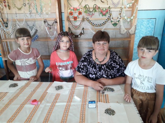 Волинянка створює дивовижні прикраси з бісеру. ФОТО