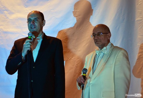 Організатор фестивалю, польський режисер Анджей Кемпінський (зправа) подякував луцькому меру за сприяння у проведенні фестивалю