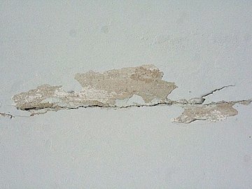 У стінах більшають тріщини, – мешканці будинку з обвалом. ФОТО