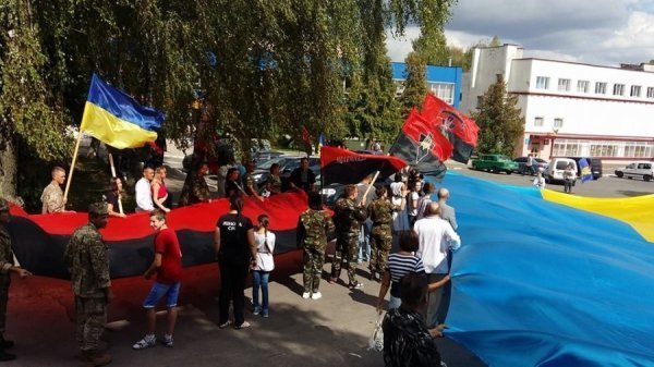 У Горохові на День Незалежності несли два українські прапори. ФОТОРЕПОРТАЖ