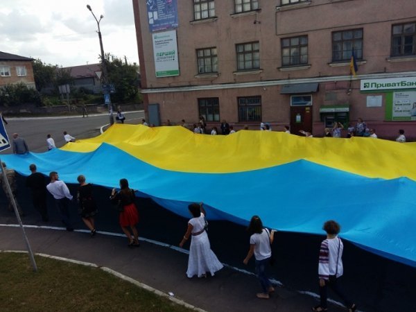 У Горохові на День Незалежності несли два українські прапори. ФОТОРЕПОРТАЖ