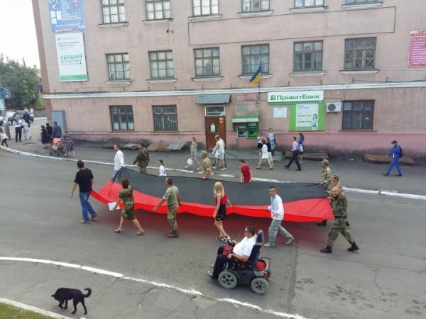 У Горохові на День Незалежності несли два українські прапори. ФОТОРЕПОРТАЖ
