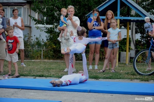 Акробати та гімнасти відкрили спортивний майданчик у Луцьку. ФОТО
