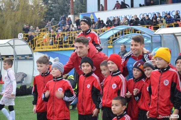 Маленькі лучани тренувались на одному полі з відомими футболістами. ФОТО