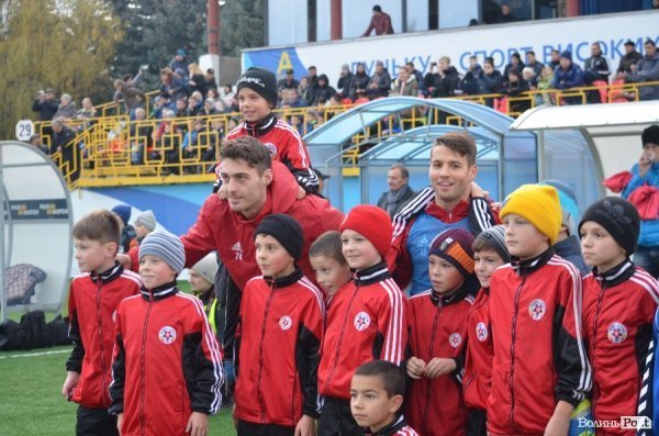  Маленькі лучани тренувались на одному полі з відомими футболістами. ФОТО