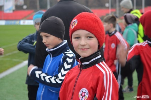  Маленькі лучани тренувались на одному полі з відомими футболістами. ФОТО