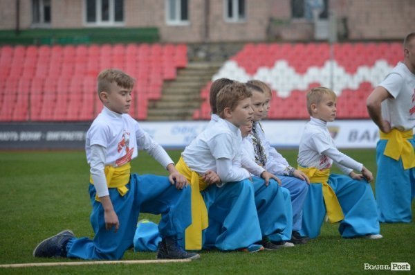  Маленькі лучани тренувались на одному полі з відомими футболістами. ФОТО