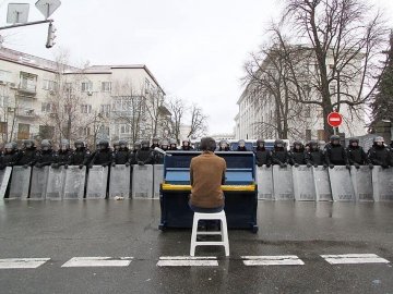 Євромайданівці розважають міліцію грою на фортепіано. ФОТО. ВІДЕО