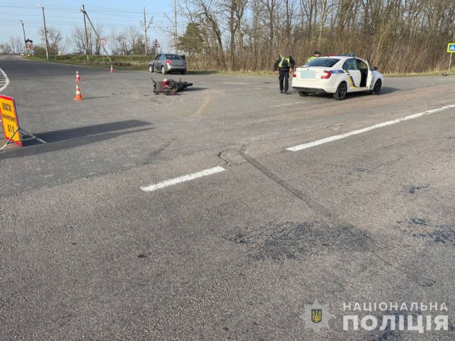 ДТП на Волині: 17-річний мотоцикліст в'їхав в опору та зіткнулися дві автівки