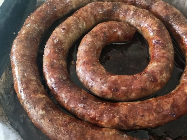 Волинські господині поділилися рецептом приготування домашньої ковбаси до Великодня. ВІДЕО