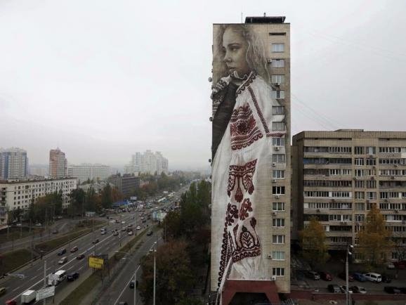 Австралієць у Києві створив найбільшу в світі вишиванку